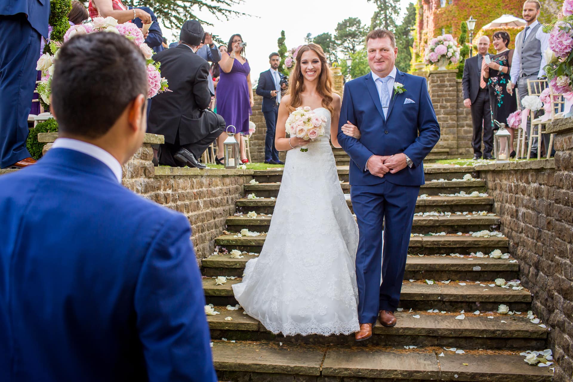 melinda arriving with her dad at Pennyhill Park