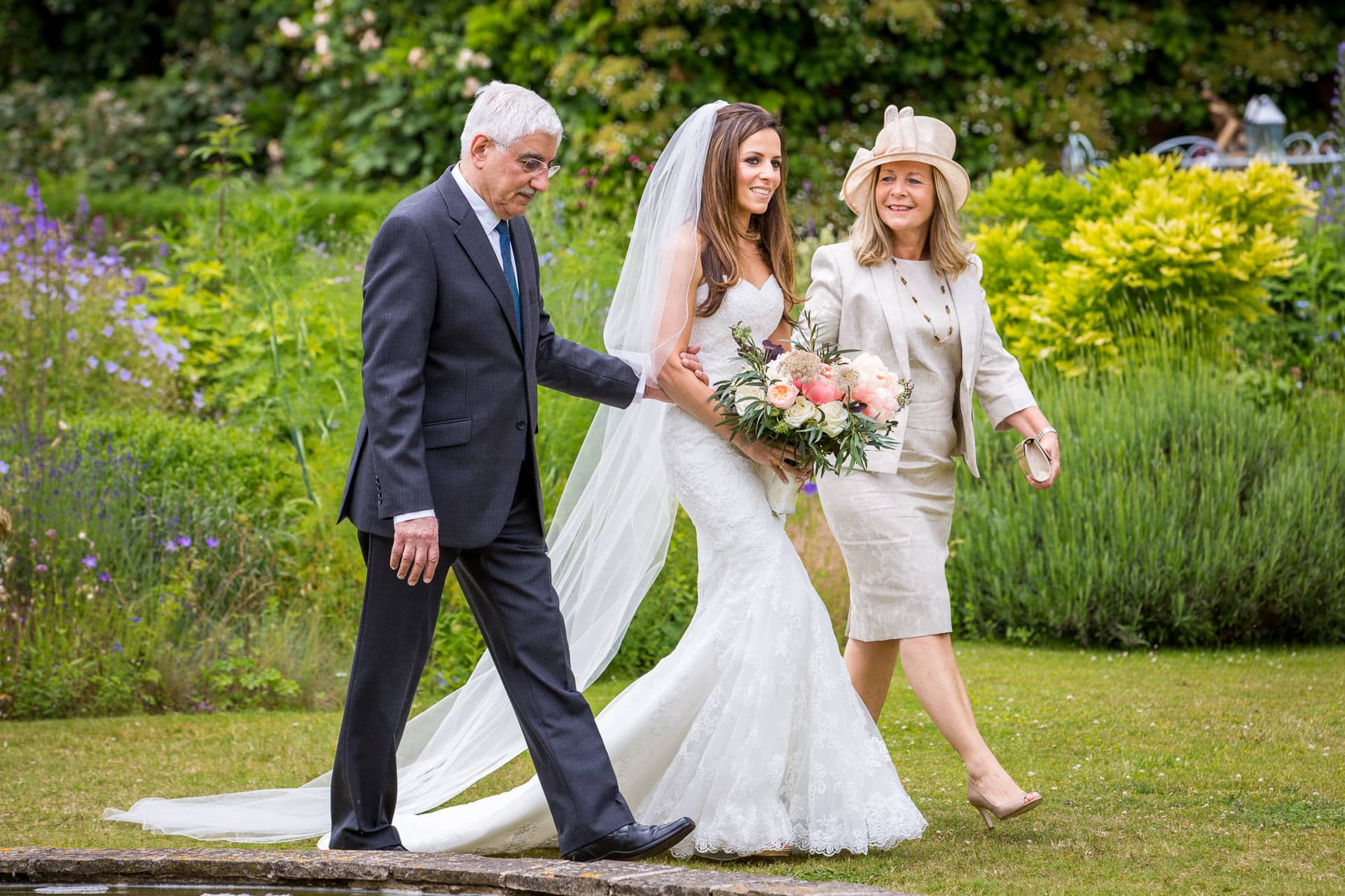 bride arrives with her mum and dad